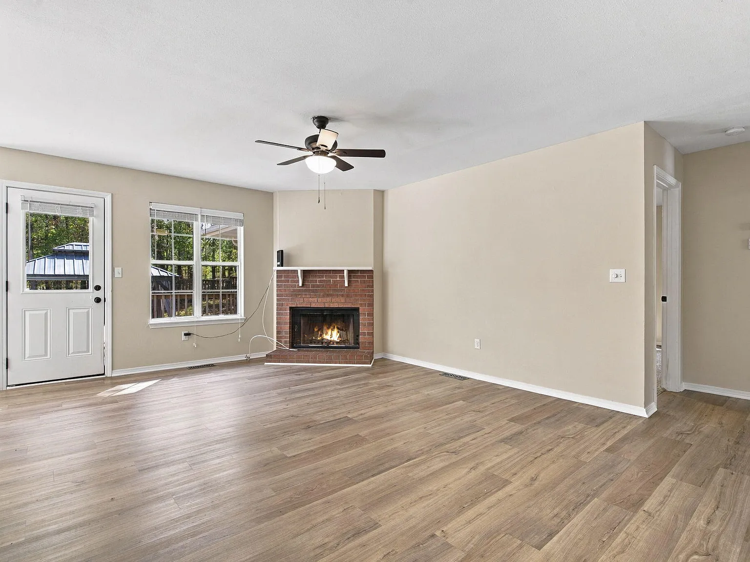 3 bed, 1228 sqft, $2,100 — Photo 3