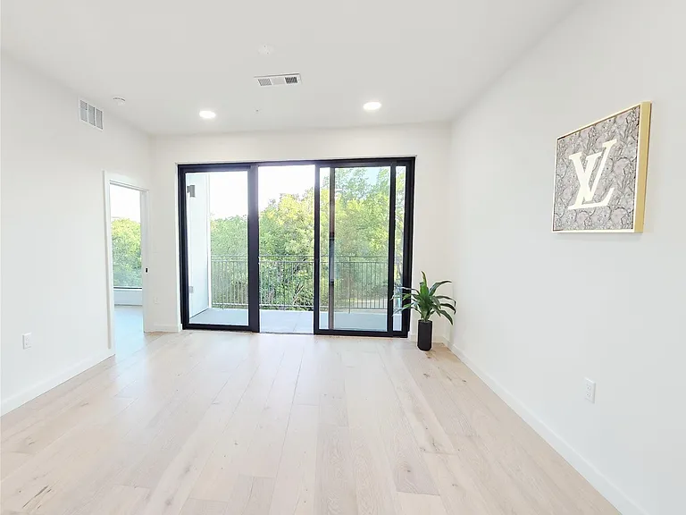 2209 S 1st St #323 — Photo 7