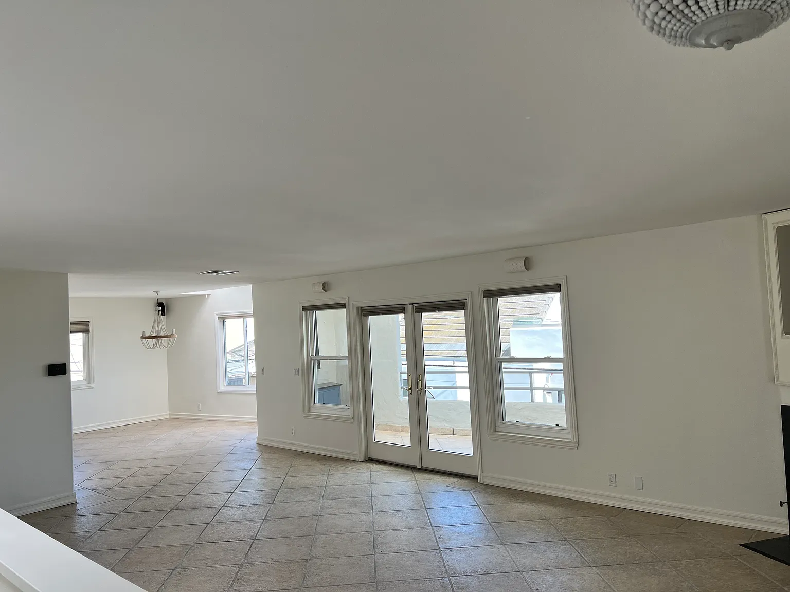 3 bed, 2.5 bath, 2303 sqft, $7,400 — Photo 4
