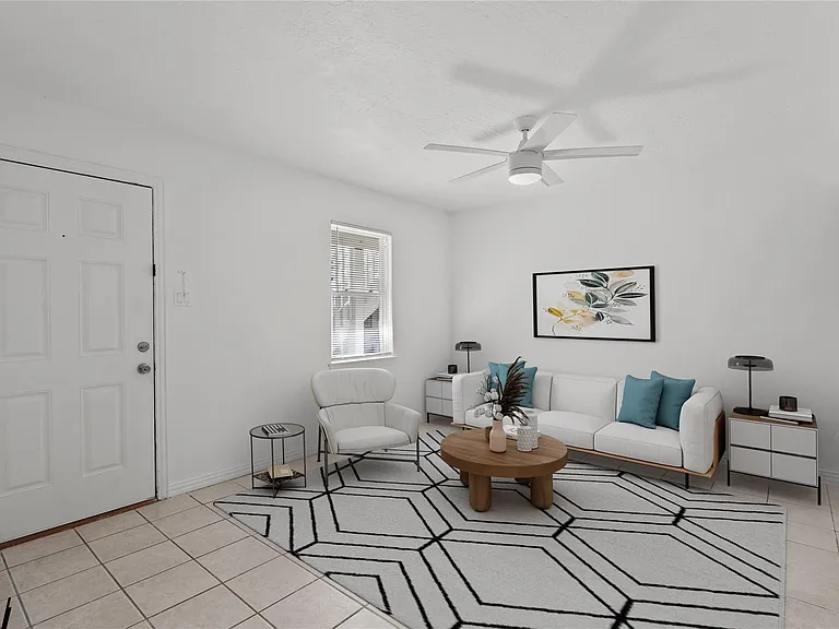 918 Winnie St #103 — Photo 1