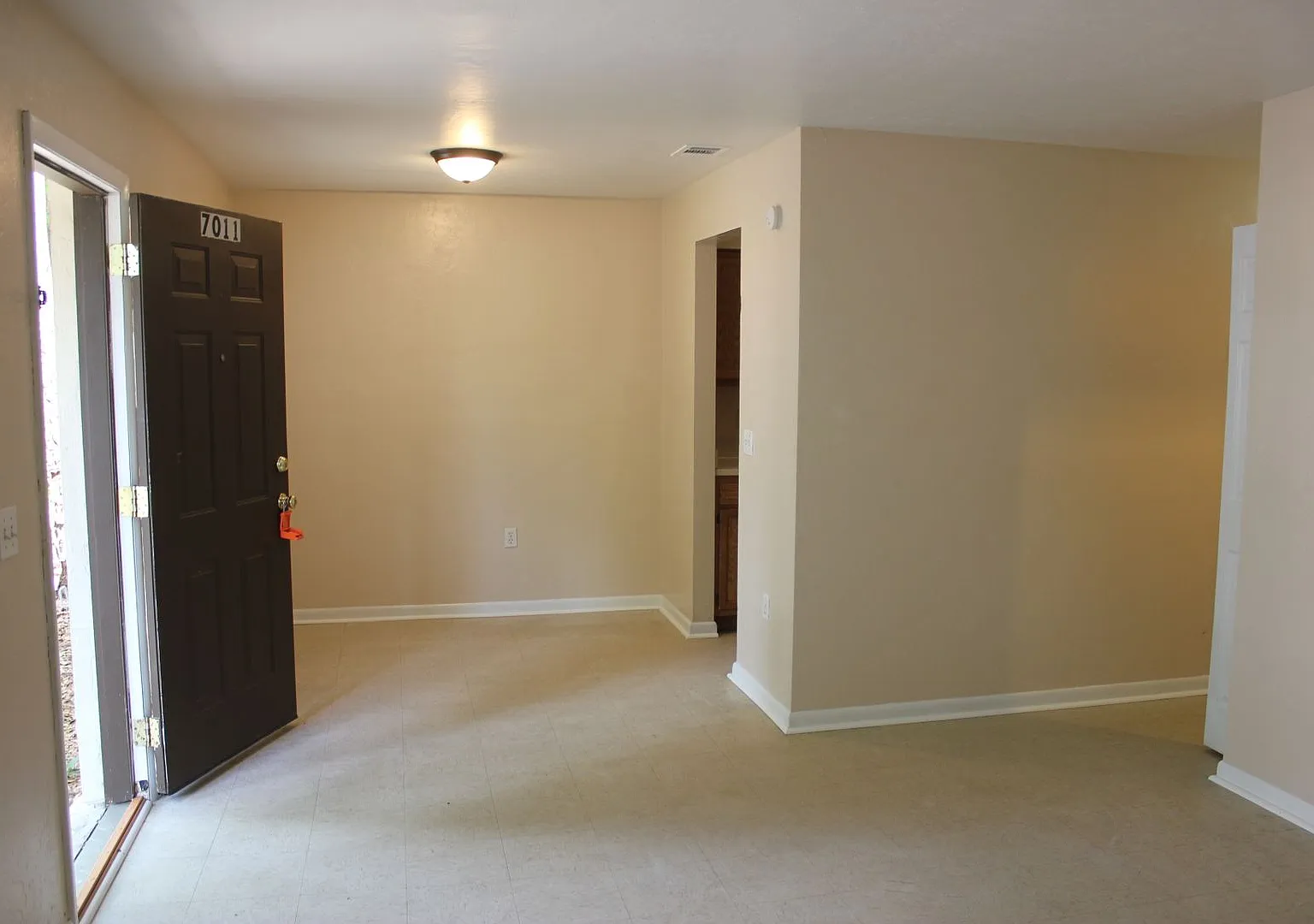 2 bedroom 1 Bathroom in Tower Oaks — Photo 3