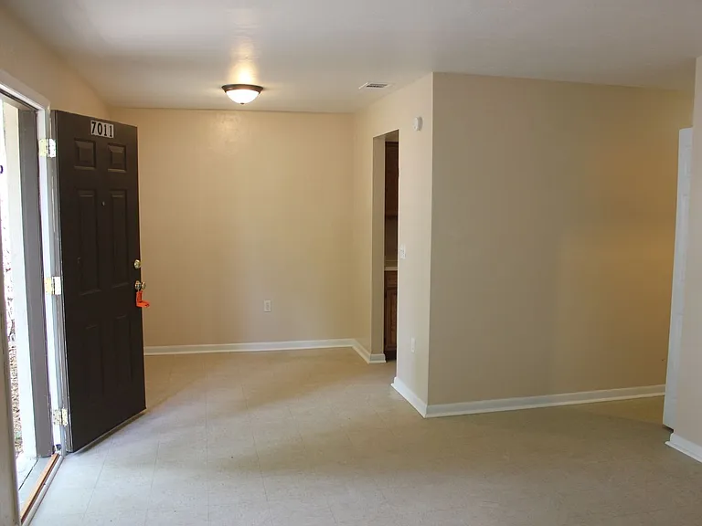 7011 SW 17th Pl — Photo 3