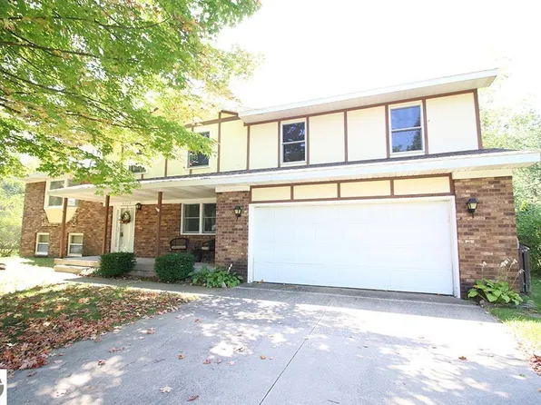 8128 S Cherry Ln, Cadillac, MI 49601
