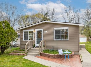 586 Snyder Rd, Highland, MI 48357