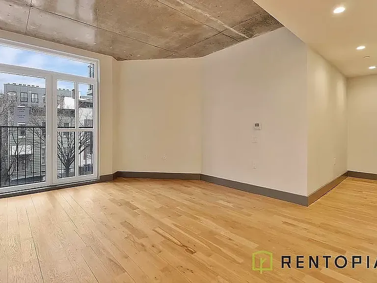 338 Evergreen Ave #424 — Photo 1