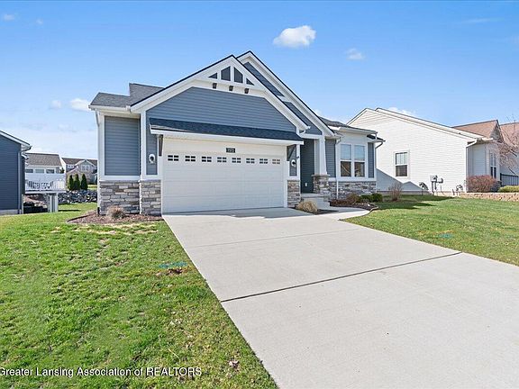 3rd image of 7572 Roxborough Ln
