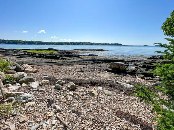 10 Ledgemere Road, Harpswell, ME 04066