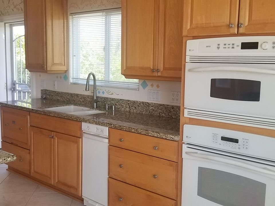Kitchen, double ovens, granite, trash compactor