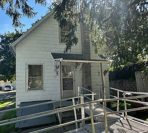 5th image of 916 Stoughton Ave