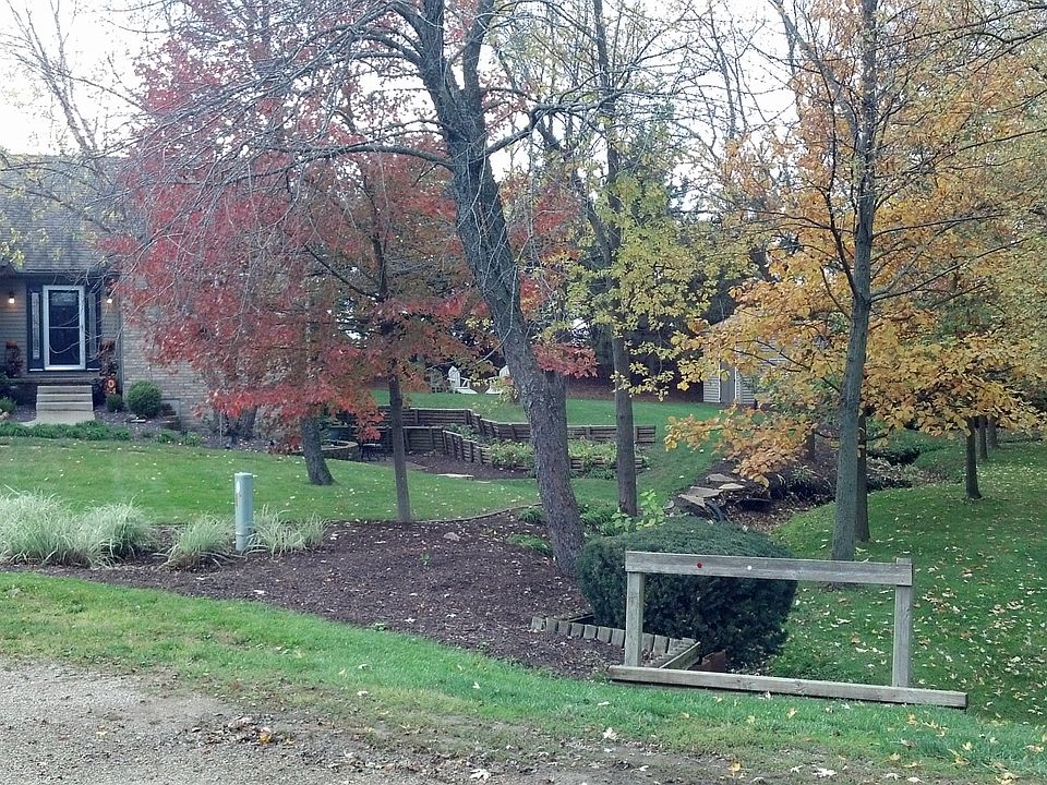 brick/vinyl on 3/4 acre lot