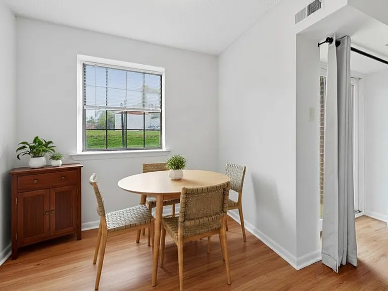 2402 Pond View Dr — Photo 3