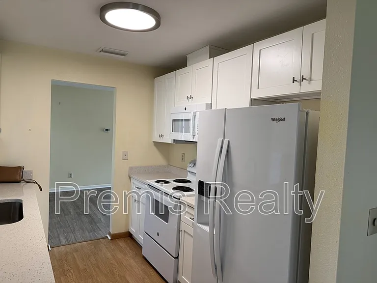 144 Stafford Cir — Photo 4