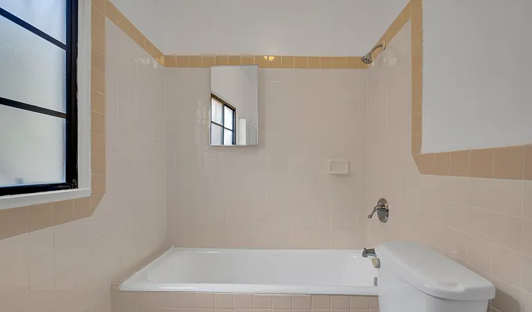 2270 N Beachwood Dr #2 — Photo 17