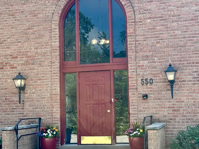 550 E Main St E #2E — Photo 1