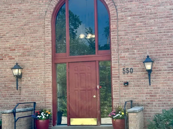 550 E Main St E APT 2E, Barrington, IL 60010