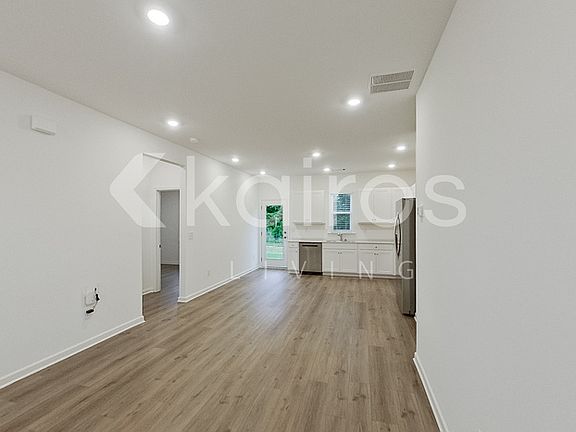 5th image of 122 Silver Maple Cir