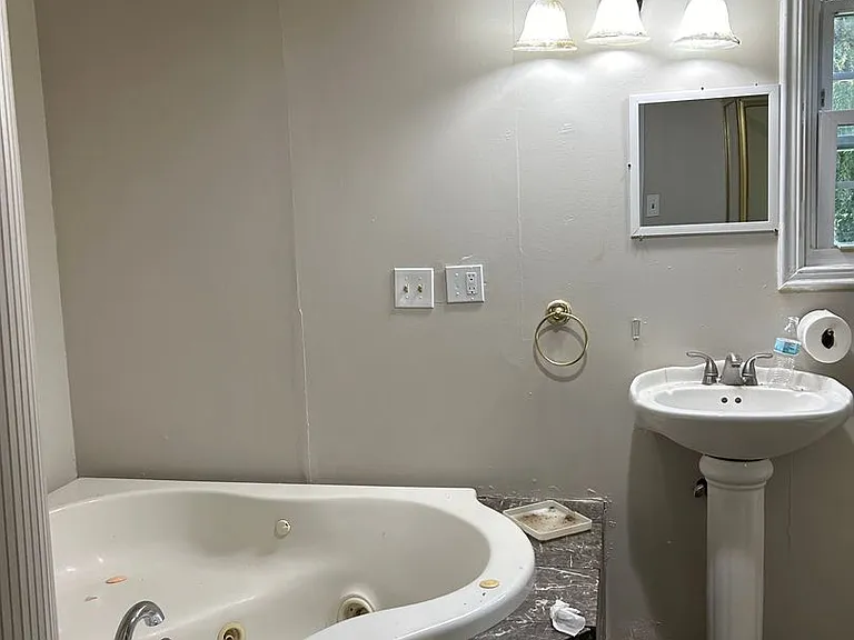 122 W Florence Ave — Photo 23
