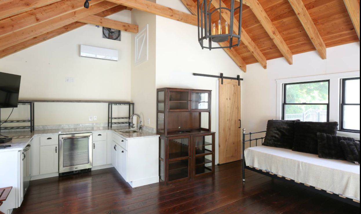 Pool House w/ full bath