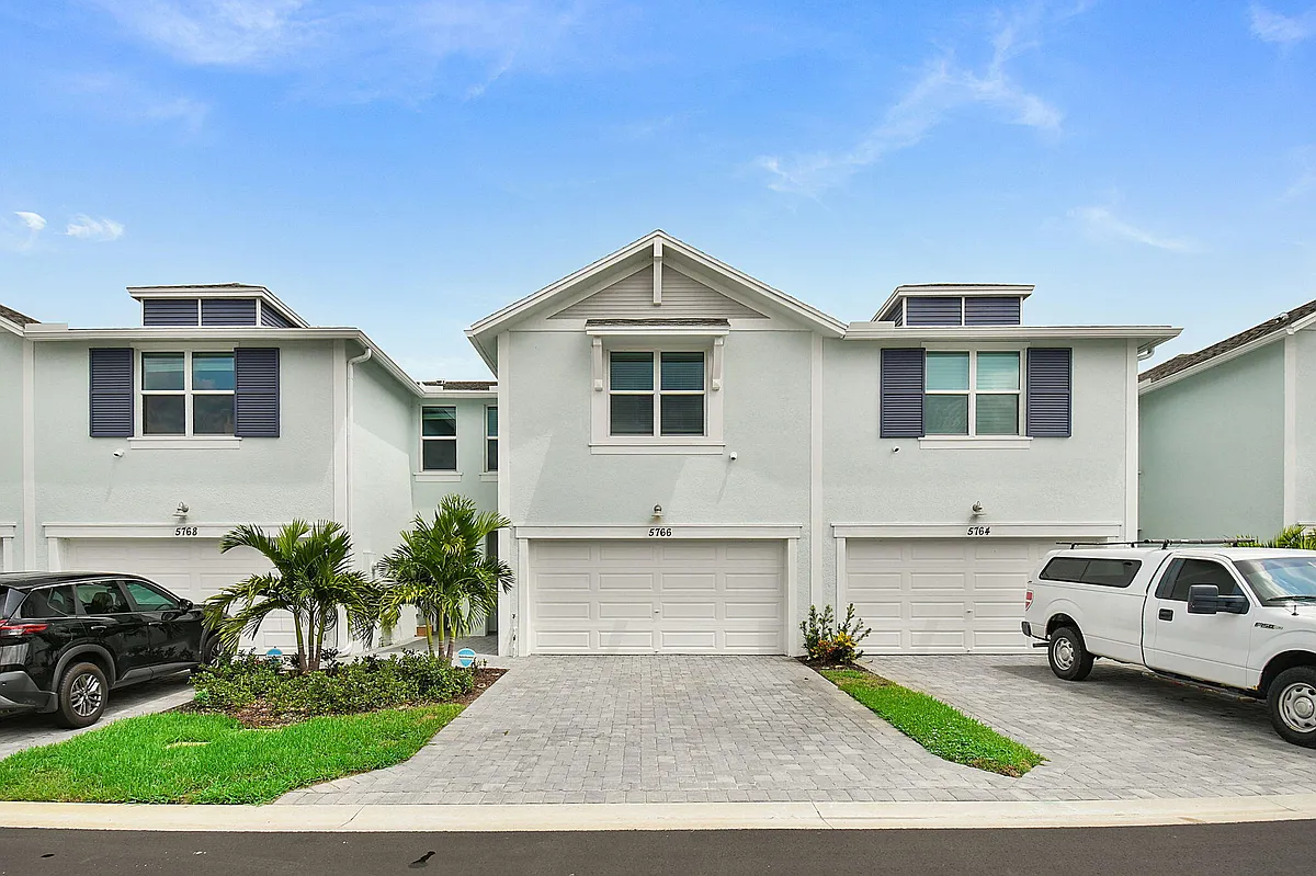 Building Photo - 5766 SE Edgewater Cir
