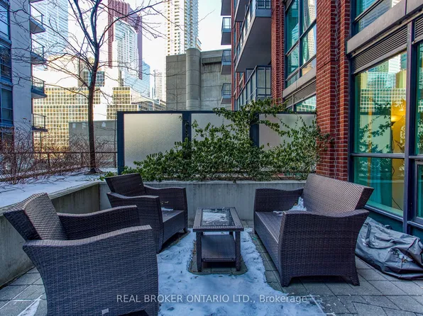 38 The Esplanade St #313, Toronto, ON M5E 1A5