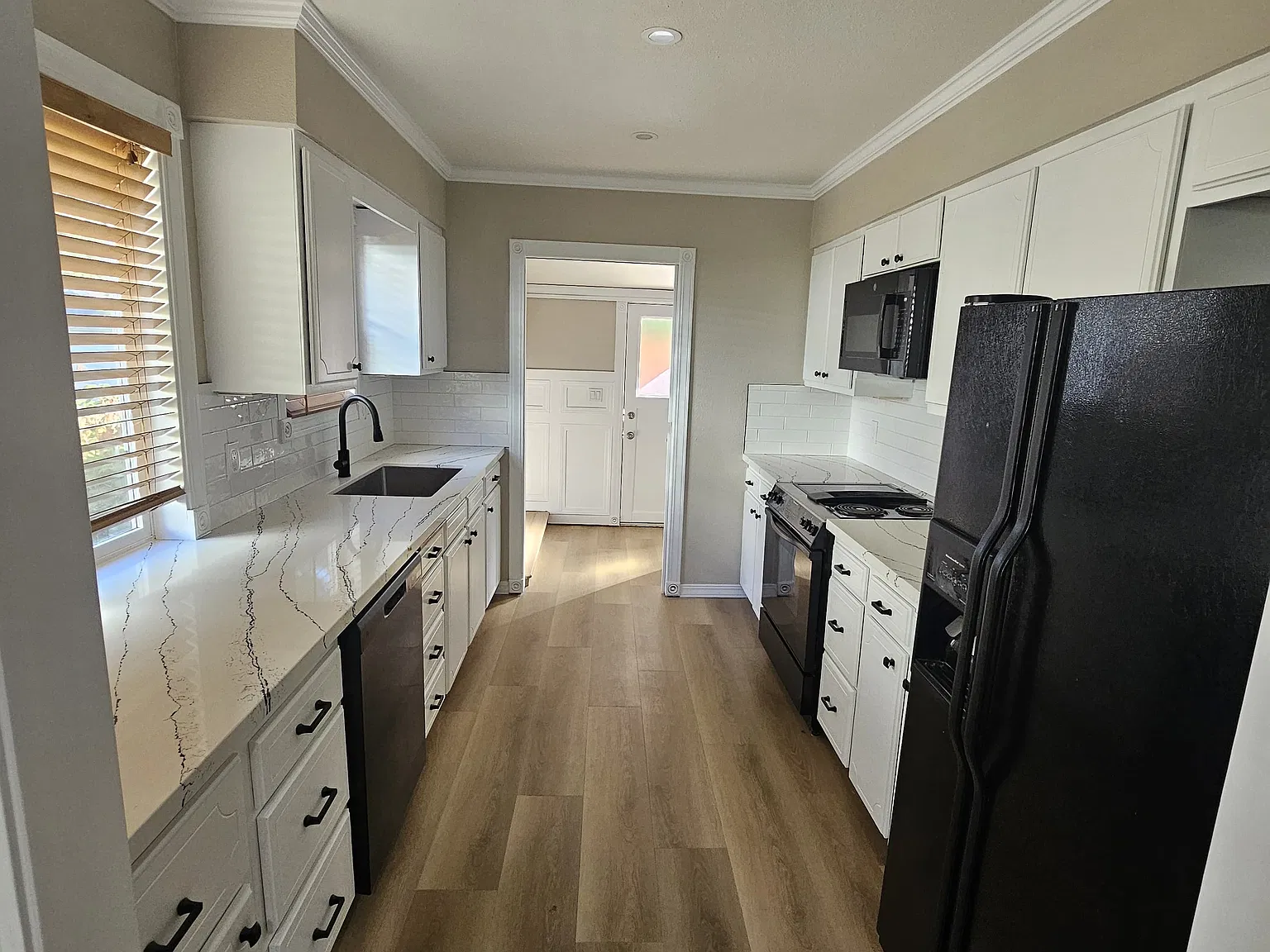 5 bed, 2540 sqft, $3,950 — Photo 4