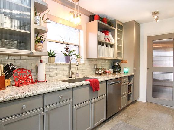 3rd image of 5015 Shady Oaks Ln