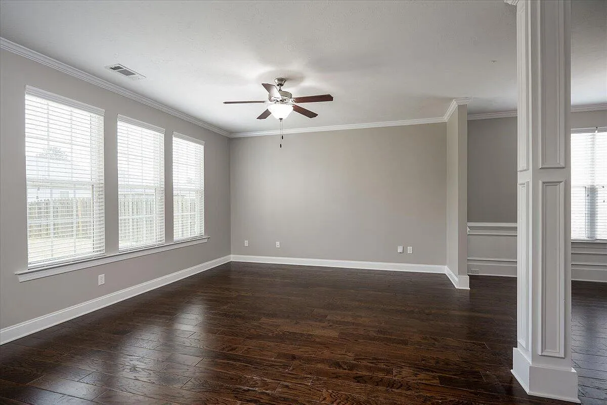 4 bed, 2.5 bath, 2220 sqft, $2,100 — Photo 3