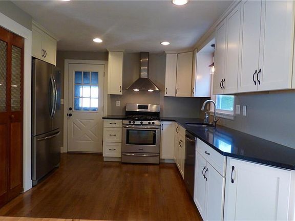 3rd image of 302 Stillwell Cir