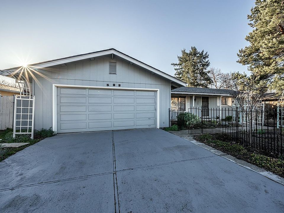 1st image of 582 Black Oak Dr