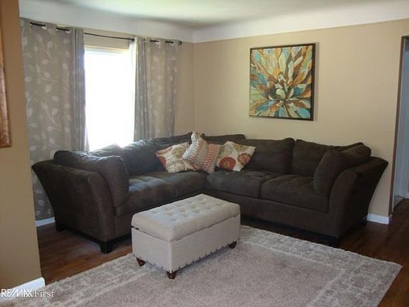 3rd image of 27125 Larchmont St