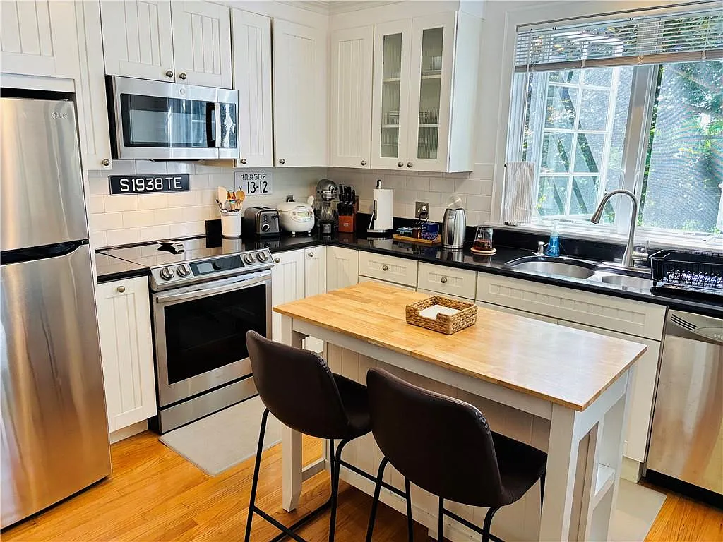 2 bed, 1.5 bath, 1174 sqft, $3,500 — Photo 3