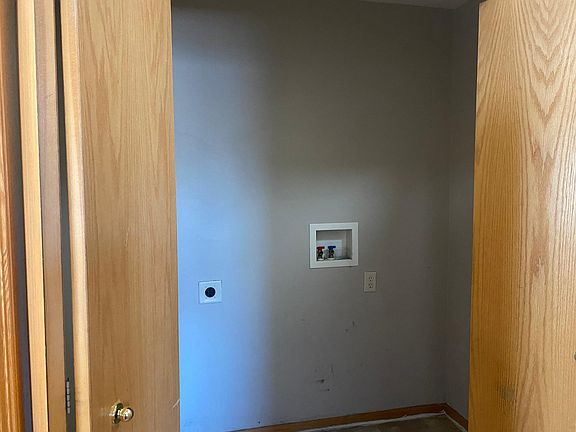 Main floor laundry hook ups (electric dryer)