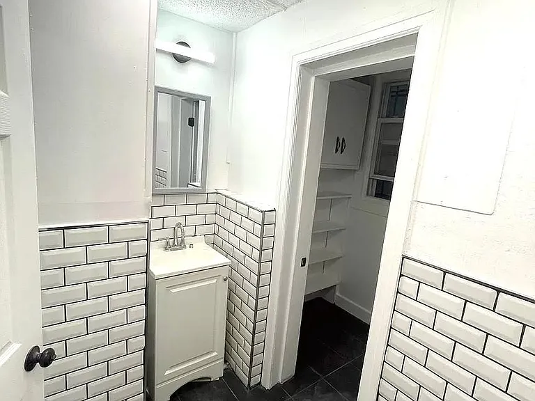 265 W Runyon St #1B — Photo 3