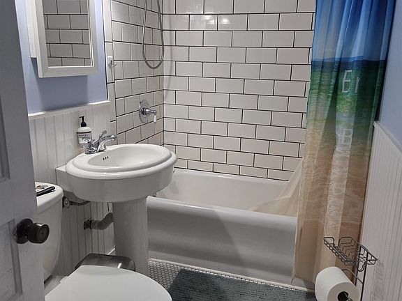 3rd image of 404 E 9th St