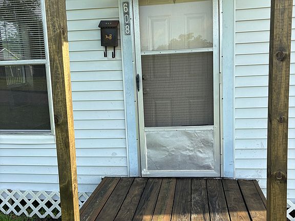3rd image of 608 W Cedar St
