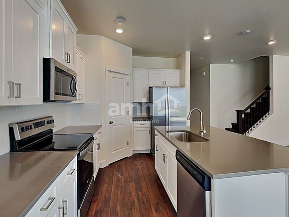 3rd image of 715 S Rocker Ave