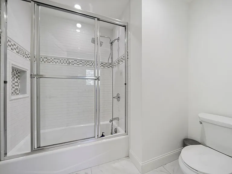 JACK & JILL FULL BATHROOM