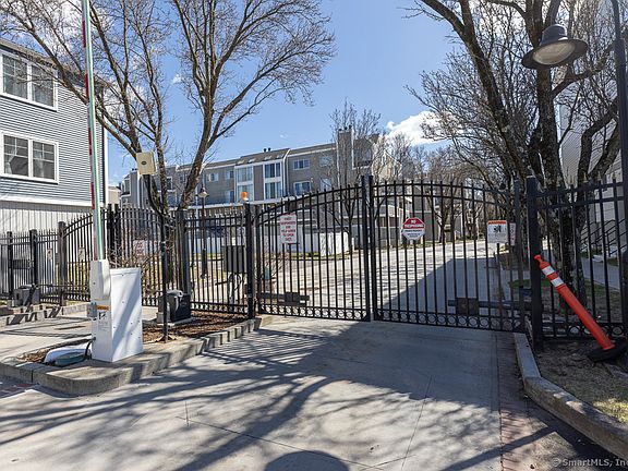 4th image of 300 Harbour Close #B-34