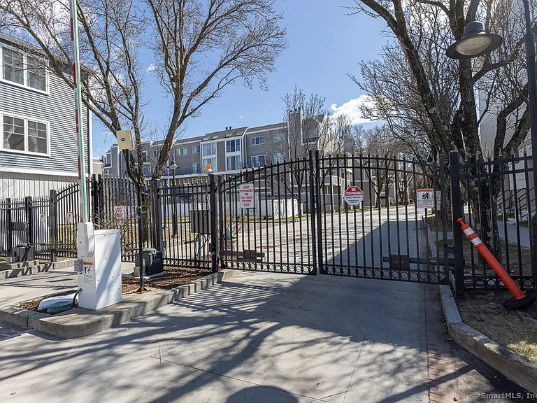 300 Harbour Close #B-34 — Photo 4