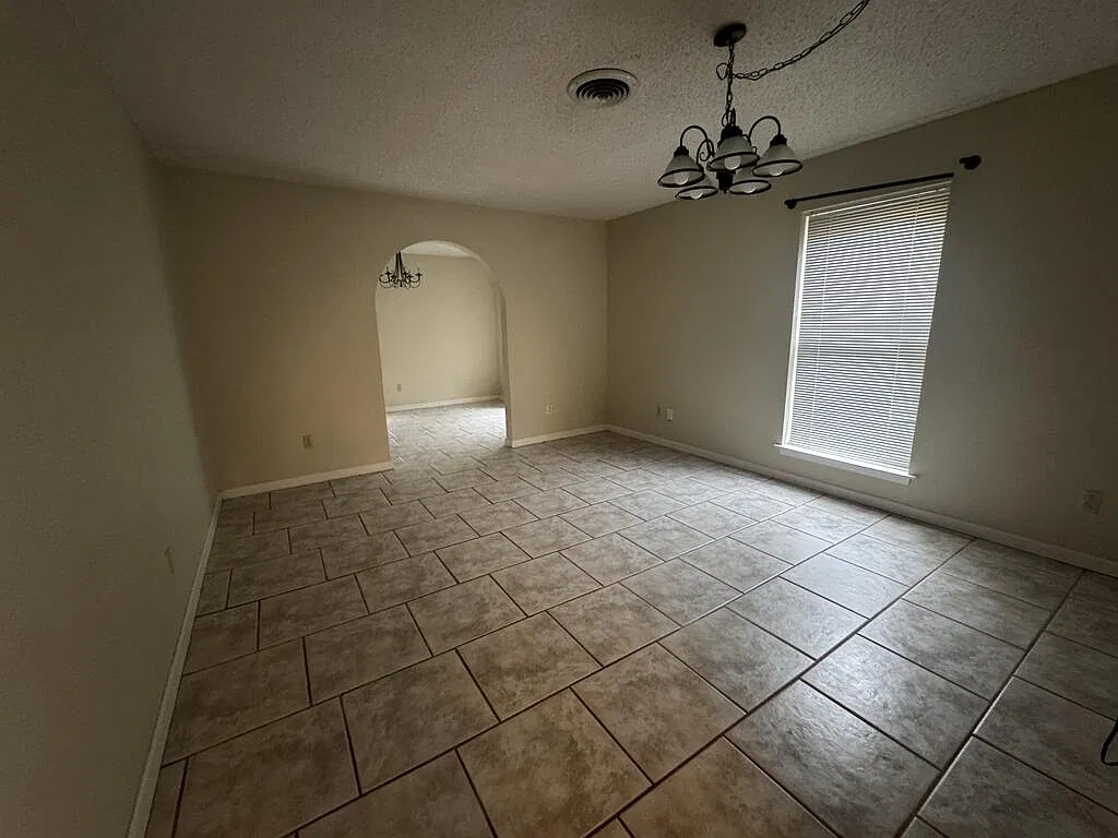 3 bed, 2.0 bath, 2190 sqft, $2,600 — Photo 3
