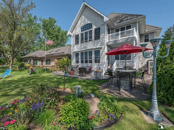 8812 N Shore Dr, Clarklake, MI 49234