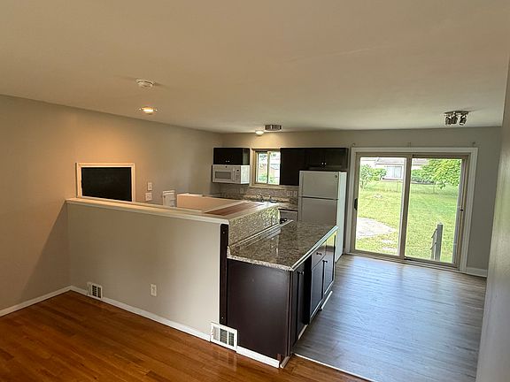 Open floor plan - Kitchen & Living Room
