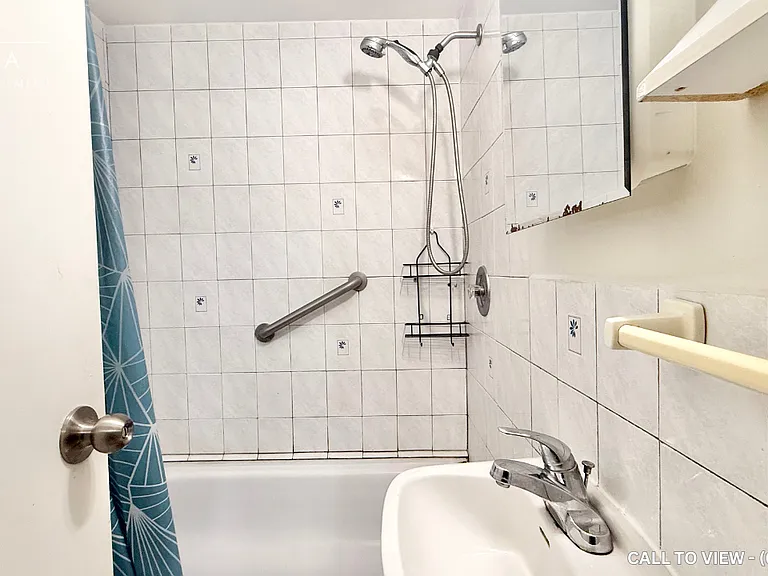 22 Woodlawn Ave W #F — Photo 5