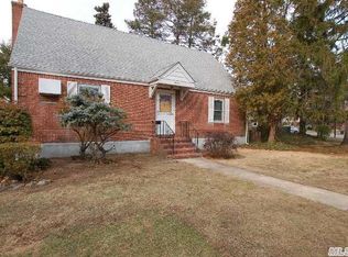 11 Yale Blvd, New Hyde Park, NY 11040