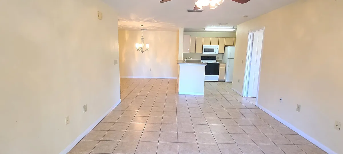 Building Photo - 940 Village Trl #5