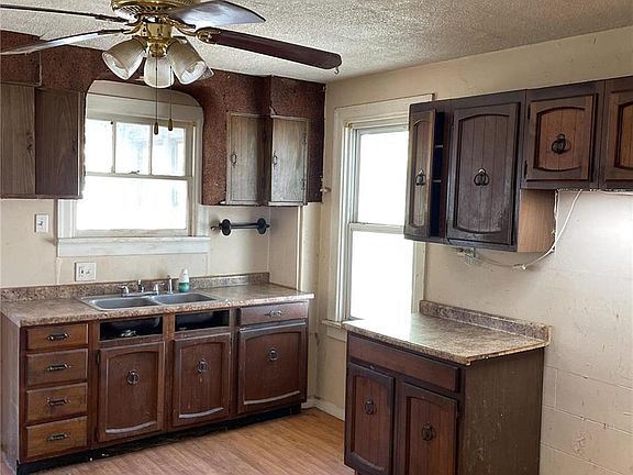 3rd image of 127 E Cartwright Ave