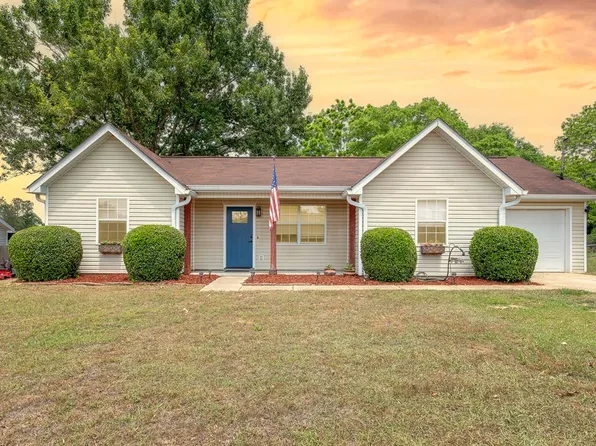 208 Petunia Dr, Dothan, AL 36301