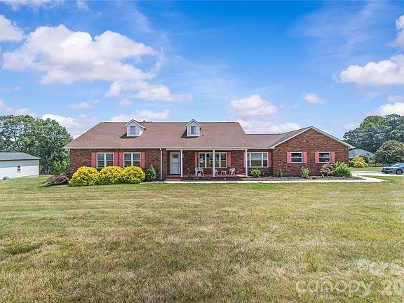 3rd image of 107 Twin Lakes Dr