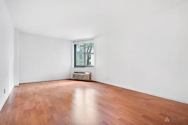 Rented by Anchor Associates | media 28