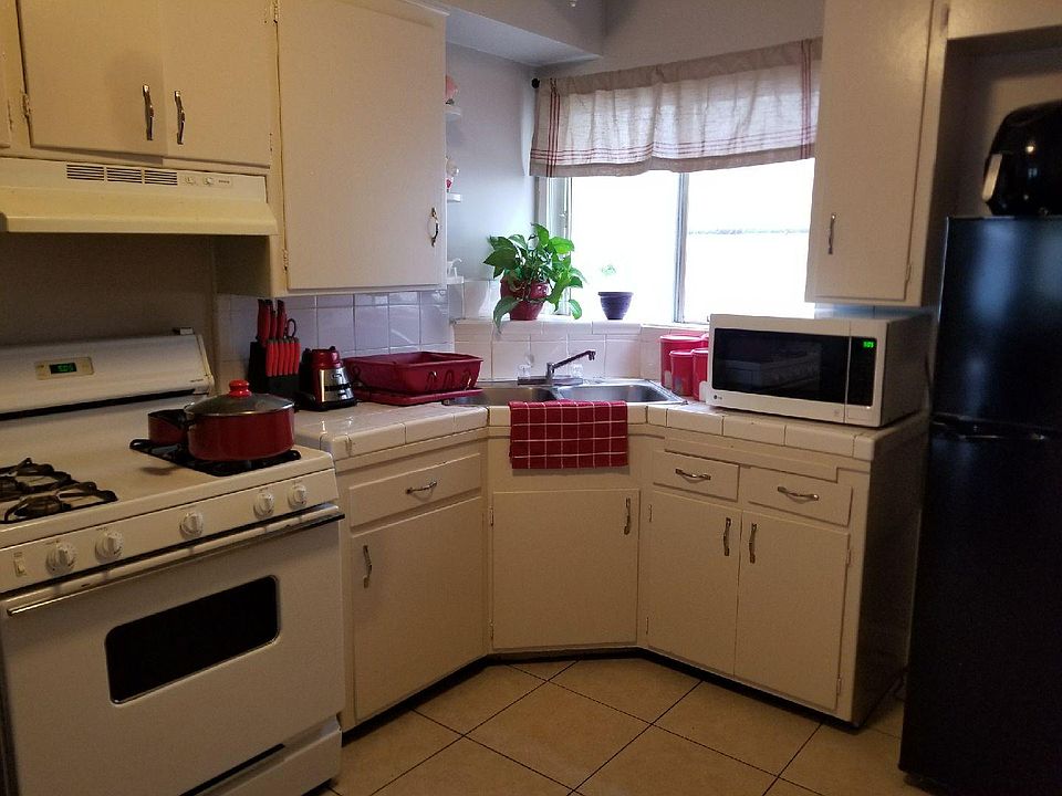 2nd image of 1423 S Sycamore St APT 4